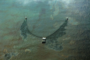 英国石油公司的工作人员在清理海面上的浮油。